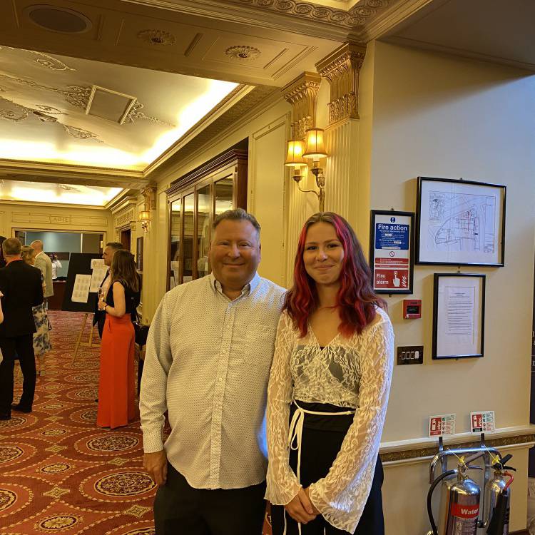 Myfyrwraig o Goleg Llandrillo, Lillie Saunders, gyda'r darlithydd Scott Thomas yn Neuadd y Plaisterers ar gyfer seremoni Gwobrau'r PDA