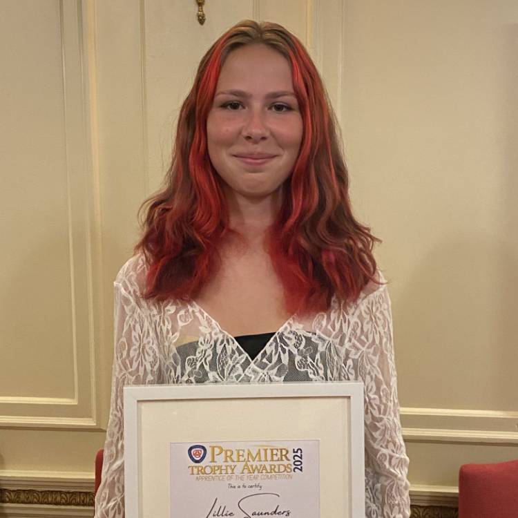 Myfyrwraig o Goleg Llandrillo, Lillie Saunders, yn derbyn ei thystysgrifau am ddod yn drydydd yng nghystadleuaeth Prentis y Flwyddyn PDA