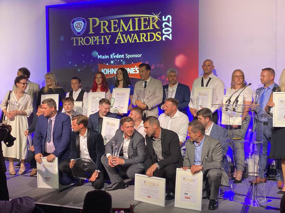 Myfyrwraig o Goleg Llandrillo, Lillie Saunders, ar y llwyfan gyda'r enillwyr eraill yn seremoni wobrwyo'r PDA