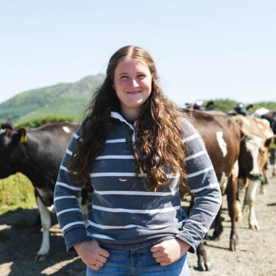 Gwenllian Lloyd Davies, myfyriwr o Goleg Glynllifon o flaen buches o wartheg