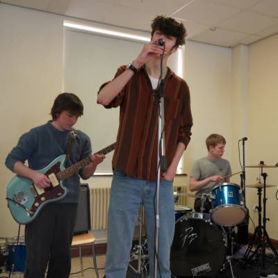 Aelodau band y Ddelwedd sydd i gyd yn astudio pynciau Lefel A yng Ngholeg Meirion-Dwyfor