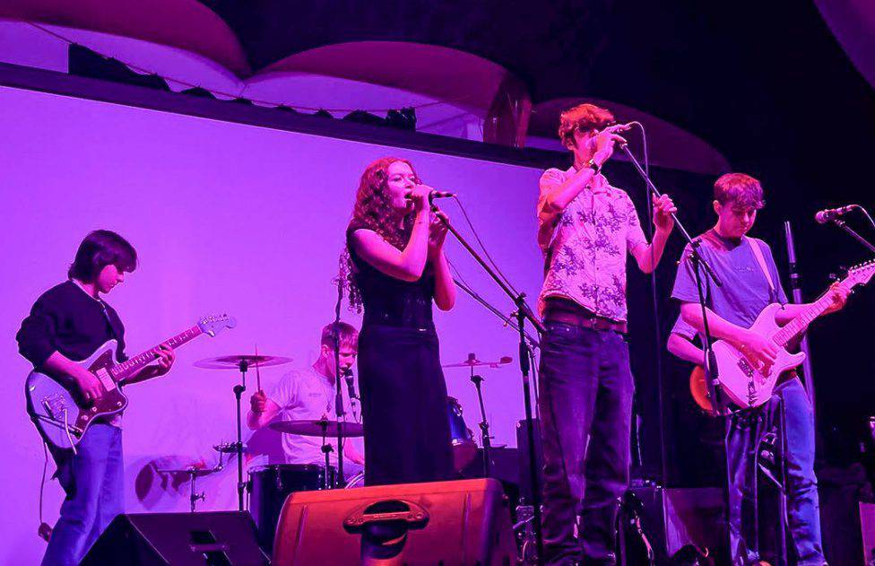 Aelodau band y Ddelwedd sydd i gyd yn astudio pynciau Lefel A yng Ngholeg Meirion-Dwyfor