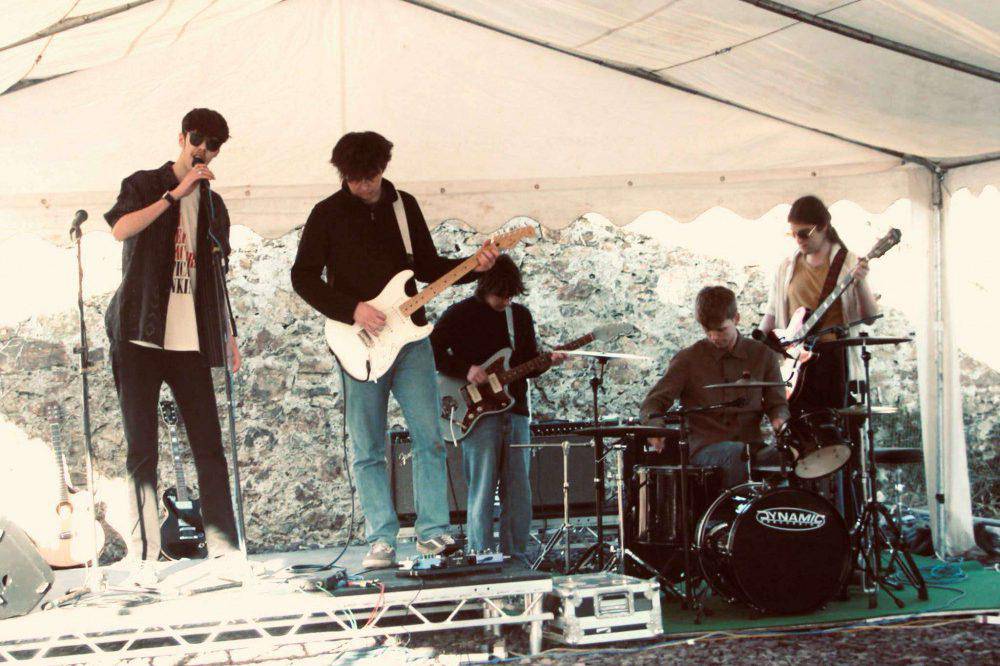 Aelodau band y Ddelwedd sydd i gyd yn astudio pynciau Lefel A yng Ngholeg Meirion-Dwyfor