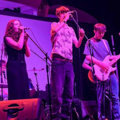 Aelodau band y Ddelwedd sydd i gyd yn astudio pynciau Lefel A yng Ngholeg Meirion-Dwyfor