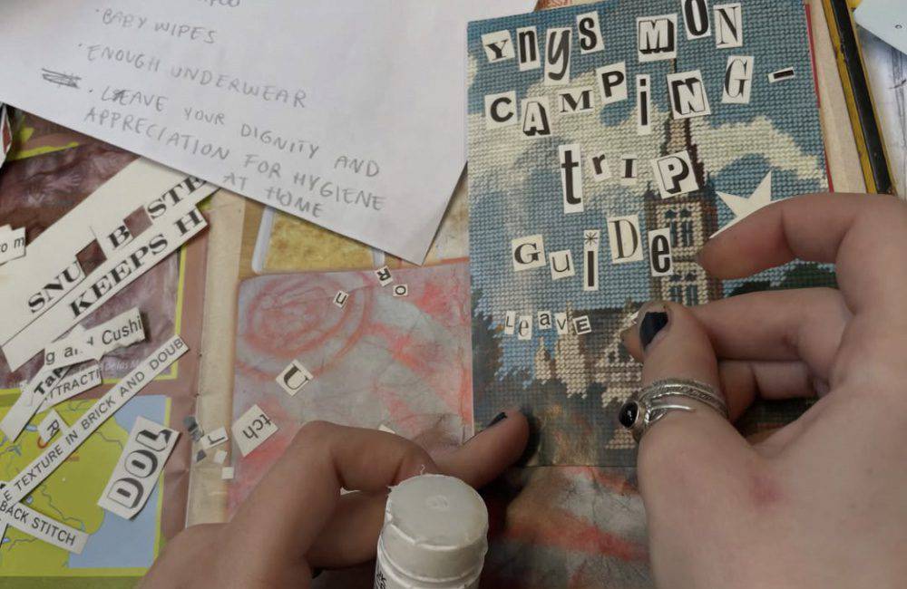 Cadi Richardson yn gweithio ar ei chylchgrawn, 'Ynys Môn Camping Trip Guide'