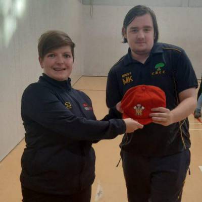Matthew Kennedy yn derbyn ei gap Cymru am gynrychioli Adran Criced Gallu Cymysg Gogledd Cymru