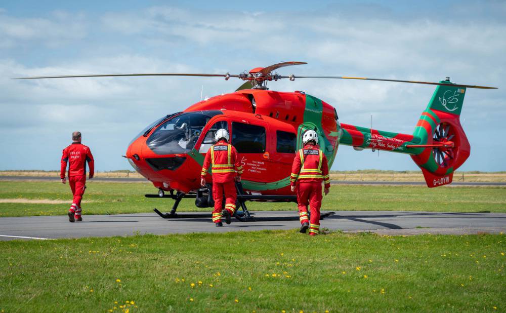 Hofrennydd a chriw Ambiwlans Awyr Cymru