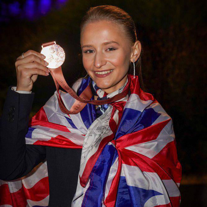 Yuliia Batrak o Goleg Llandrillo gyda'i Medal am Ragoriaeth yn EuroSkills 2025