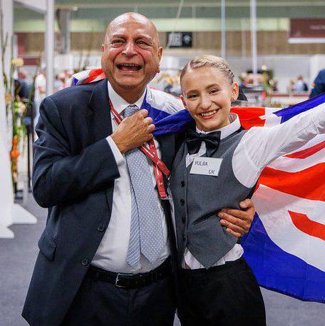 Yuliia Batrak o Goleg Llandrillo yn dathlu gyda'r rheolwr hyfforddi, Shyam Patiar