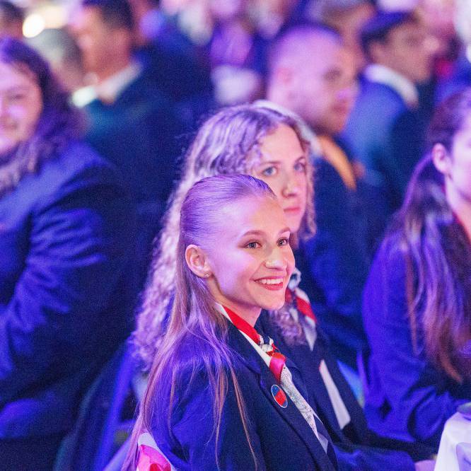 Yuliia Batrak o Goleg Llandrillo yn seremoni gloi EuroSkills 2025