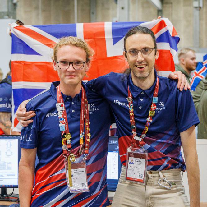 Evan Klimaszewski o Goleg Menai a'r darlithydd Geraint Rowlands yn EuroSkills 2025