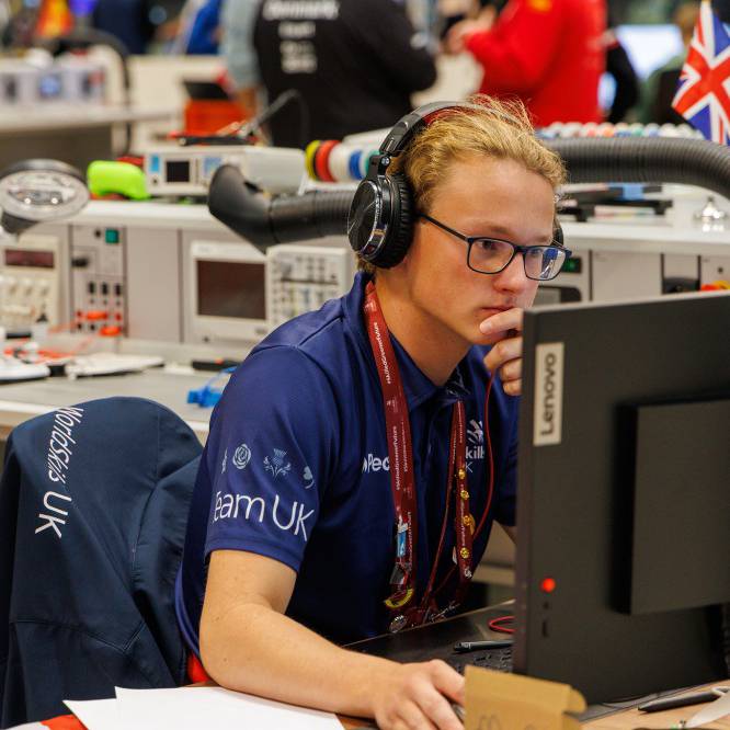 Evan Klimaszewski o Goleg Menai yn cystadlu yn y categori Electroneg yn EuroSkills 2025