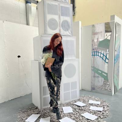 Nadia-Lin, ar gampws Parc Menai gyda’i harddangosfa derfynol ar gyfer ei gradd Sylfaen Celf ‘ Sound. Space. Resistance.’⁠