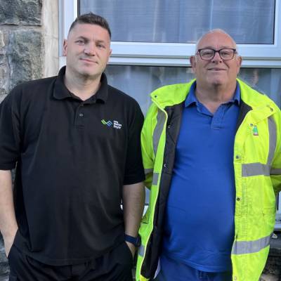 O'r chwith i'r dde: Robert Gunton, darlithydd o Goleg Meirion-Dwyfor, ei dad Bob, a'i fab Robert John