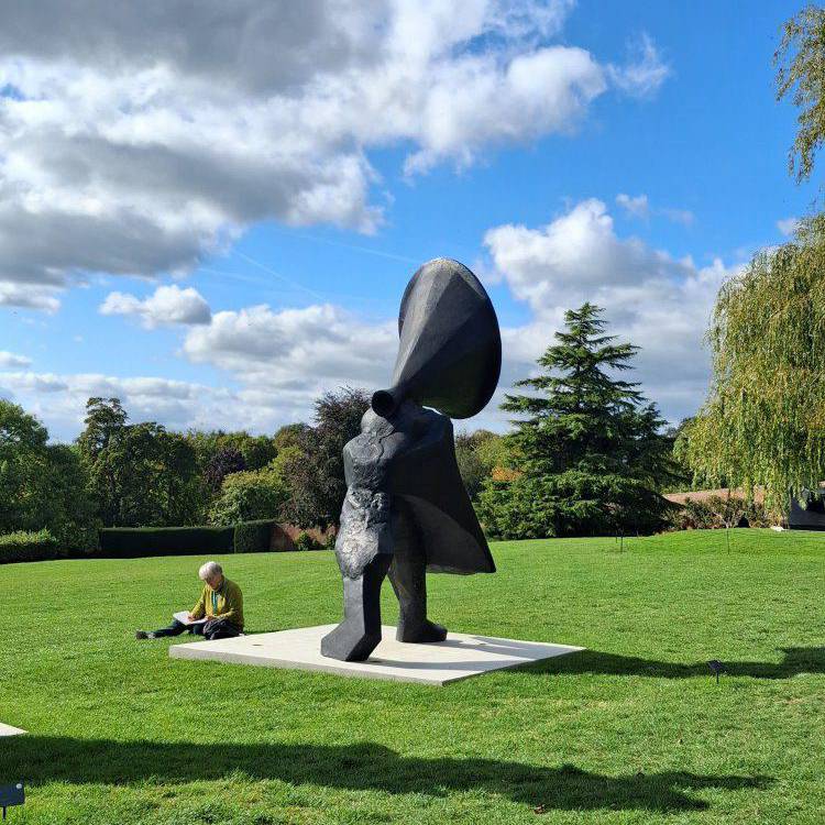 Cerflun yn cael ei arddangos ym Mharc Cerfluniau Swydd Efrog