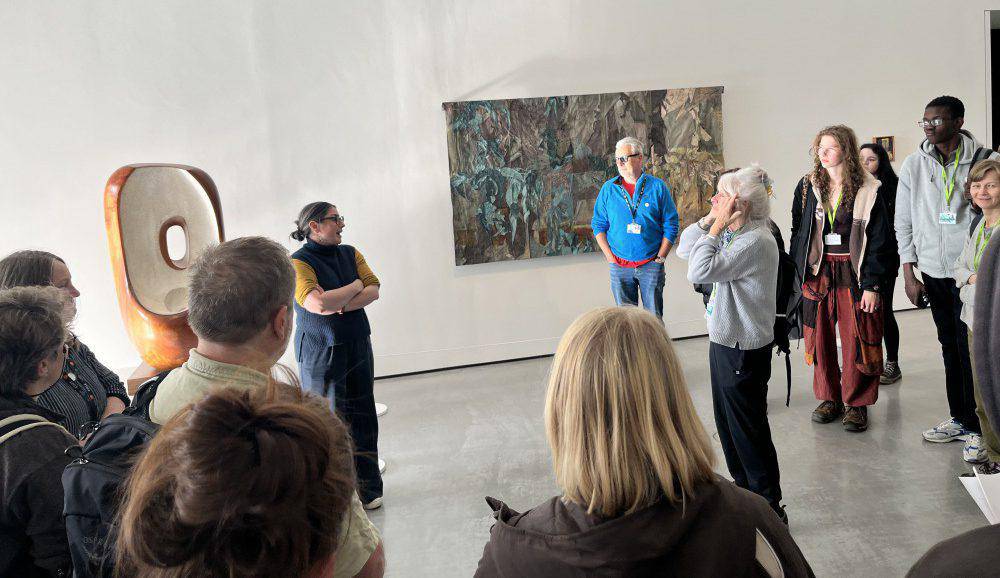 Myfyrwyr celf Coleg Menai yn ymweld ag Oriel Hepworth yn Wakefield