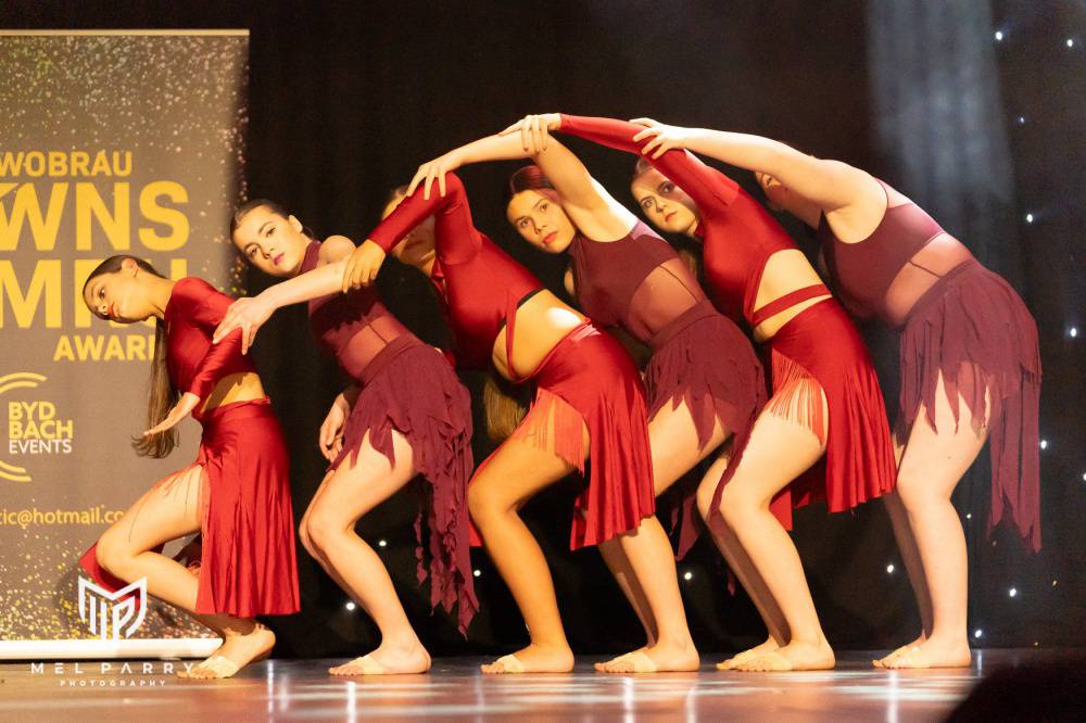 Cystadleuwyr yn dawnsio ar lwyfan yng Ngwobrau Dawns Cymru 2024. Llun: Ffotograffiaeth Mel Parry