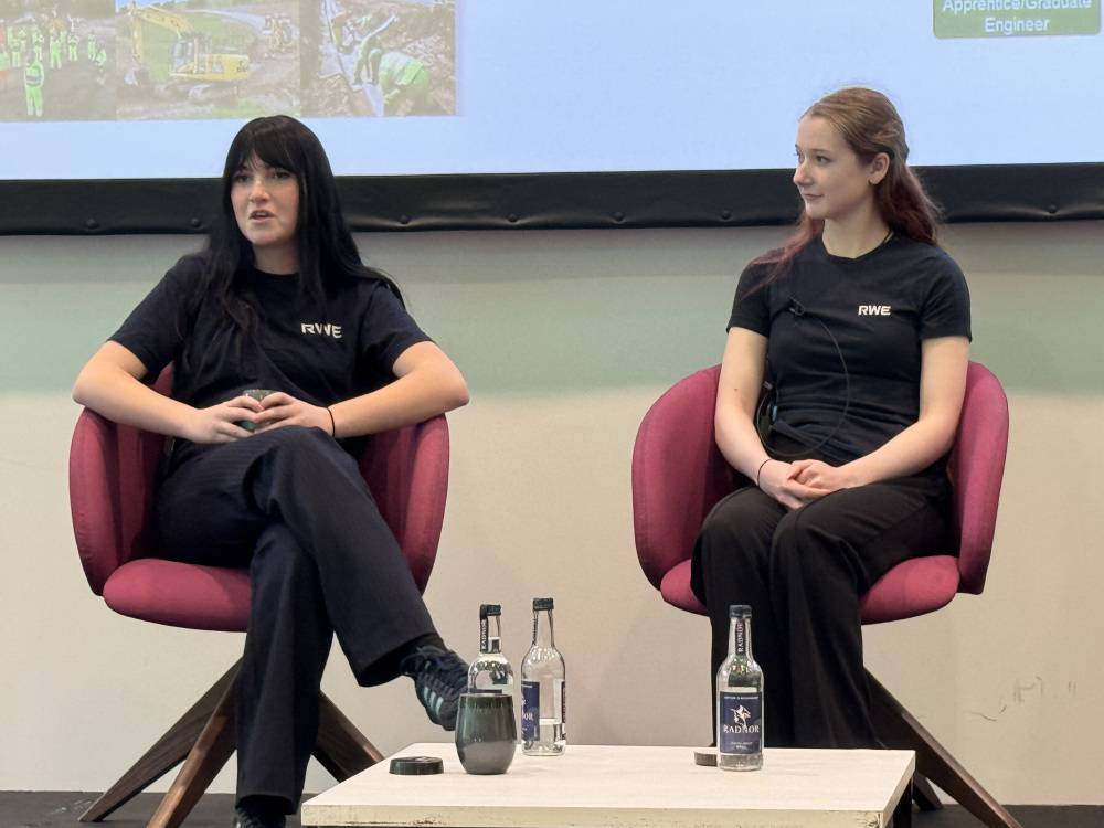 Grace Dennehy ac Elizabeth Sharpe, prentisiaid RWE, ar y llwyfan yng nghynhadledd 'Dyfodol Ynni Cymru 2025'