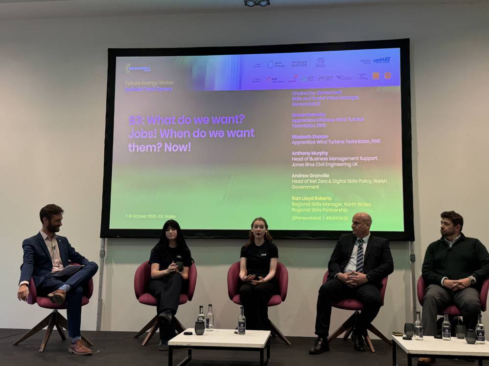 Grace Dennehy ac Elizabeth Sharpe, prentisiaid RWE, ar y llwyfan gydag arbenigwyr yn y diwydiant yng nghynhadledd 'Dyfodol Ynni Cymru 2025'