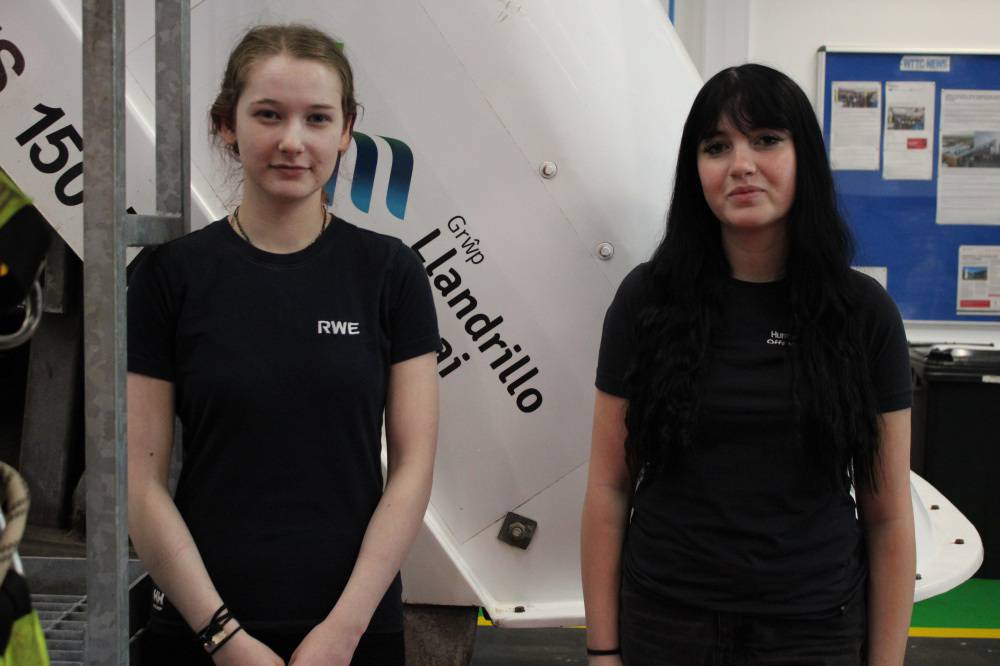 Elizabeth Sharpe a Grace Dennehy, prentisiaid RWE yn y cyfleuster hyfforddi tyrbinau gwynt yng Ngholeg Llandrillo yn y Rhyl