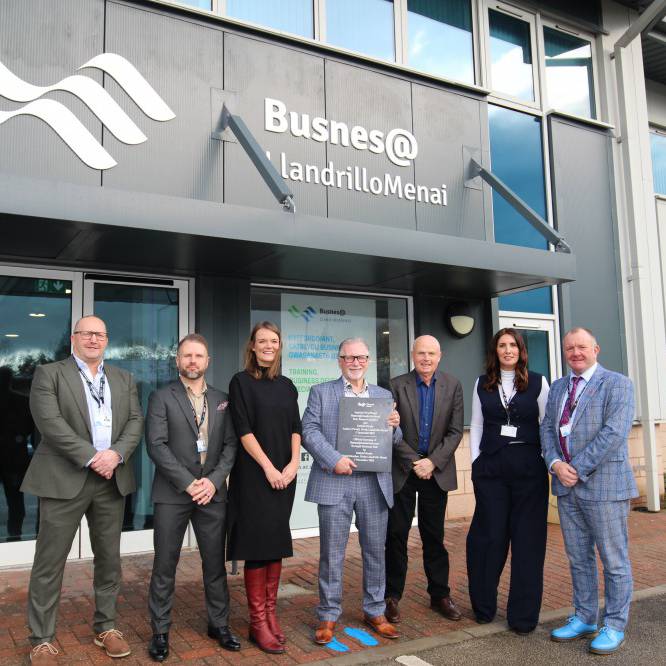 Tu allan i'r adeilad yn Llanelwy