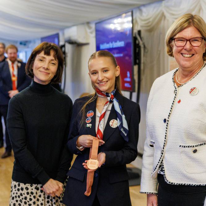 Myfyrwraig o Goleg Llandrillo, Yuliia Batrak, yn dal ei Medal am Ragoriaeth gyda gwesteion eraill yn Nhŷ'r Cyffredin