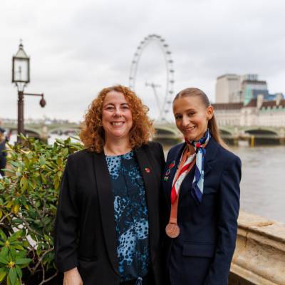 Myfyrwraig o Goleg Llandrillo, Yuliia Batrak gyda'r AS, Gill German ger Afon Tafwys gyda'r London Eye yn y cefndir