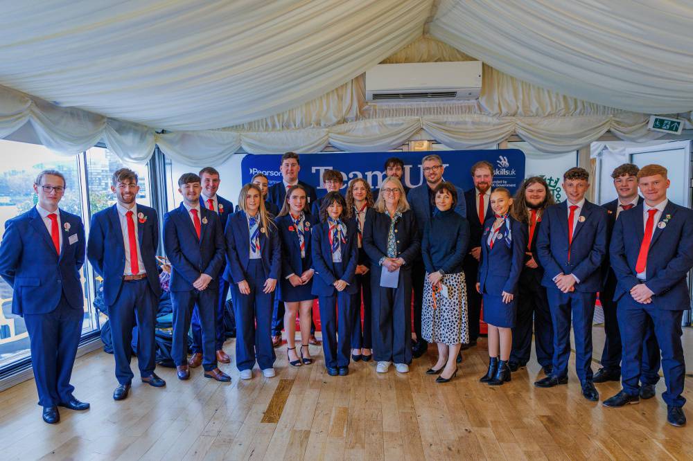 Llun o gystadleuwyr Team UK EuroSkills 2025 mewn derbyniad yn Nhŷ'r Cyffredin
