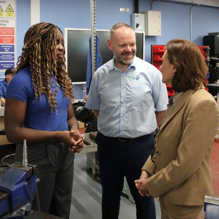 Prif Weinidog Cymru yn siarad efo myfyrwyr