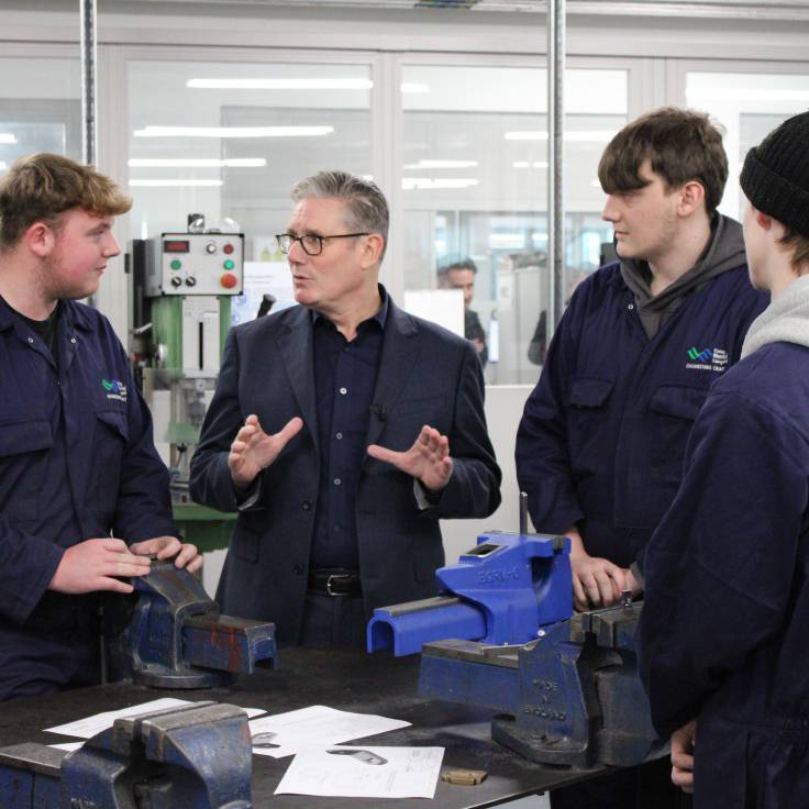 Prif Weinidog yn siarad efo myfyrwyr