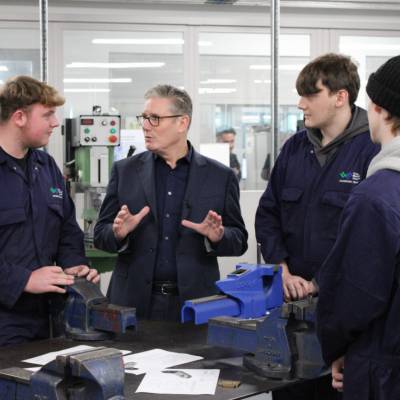 Prif Weinidog yn siarad efo myfyrwyr