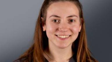 Ezme Knight-Morris sy'n brentis ym Mhractis Deintyddol Bod Heulog yn y Rhyl