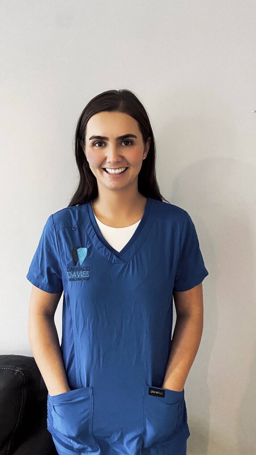 Caitlin Etheridge, a gwblhaodd ei phrentisiaeth gyda Phractis Deintyddol Danadd Davies yng Nghaernarfon