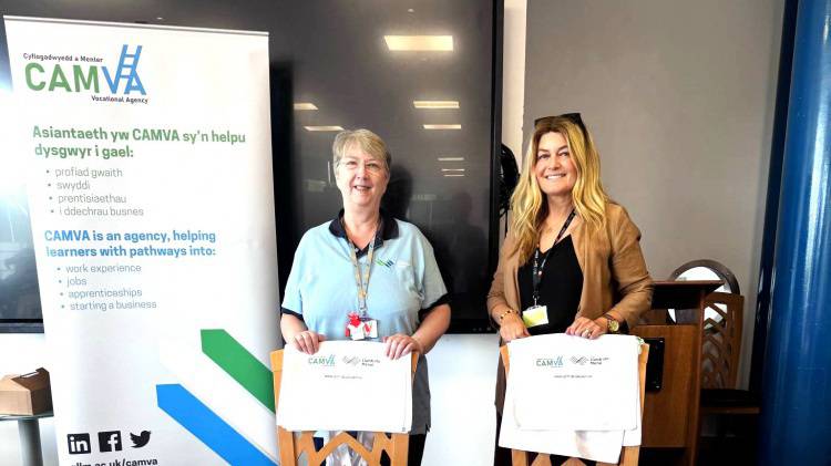 Swyddogion Menter: Karen Aerts a Shoned Owen