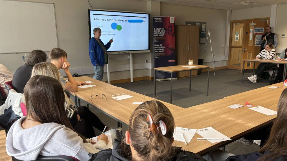 Karen Aerts yn darlithio mewn dosbarth