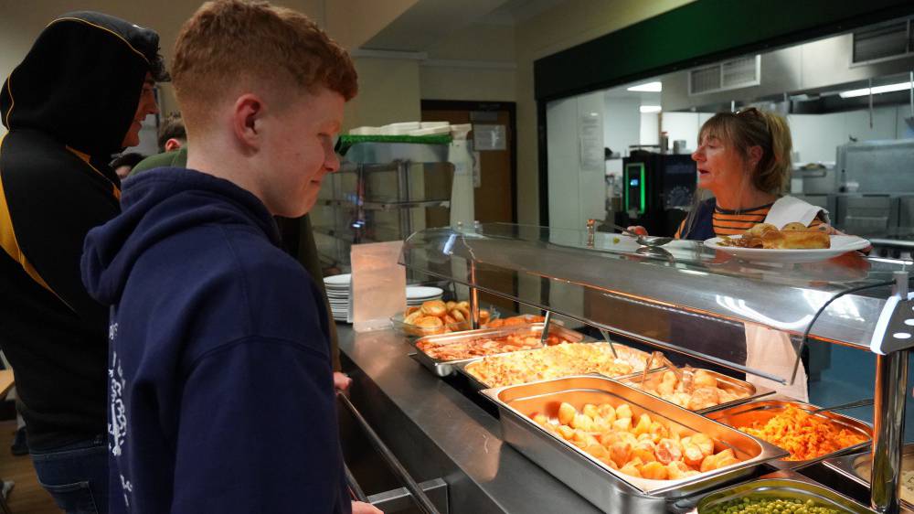 Myfyrwyr yn cael bwyd o ffreutur Glynllifon