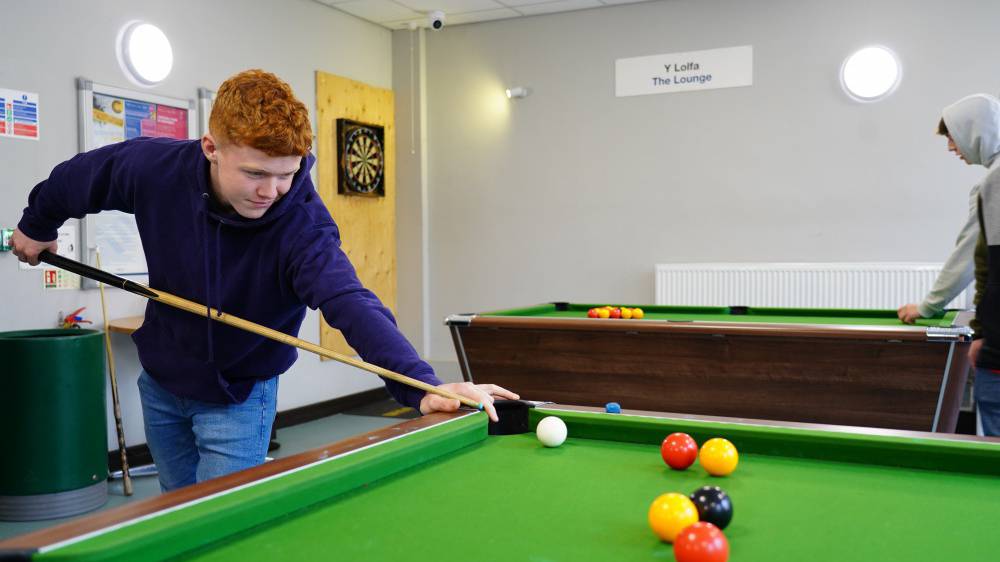 Dysgwr Glynllifon yn ymlacio yn chwarae pwl