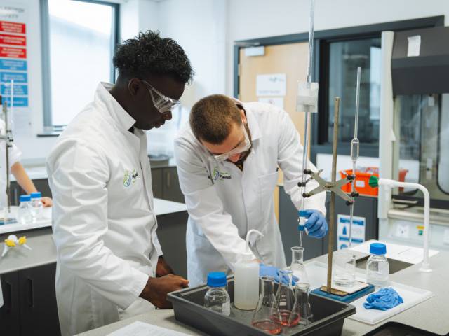 Myfyrwyr gwyddoniaeth y 6ed