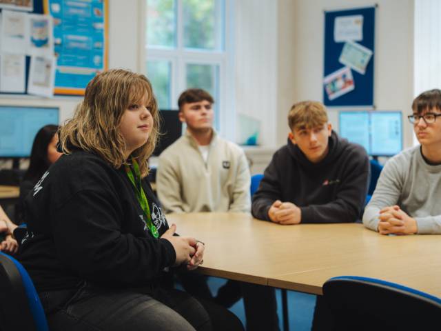 Myfyrwyr yn gwrando mewn dosbarth