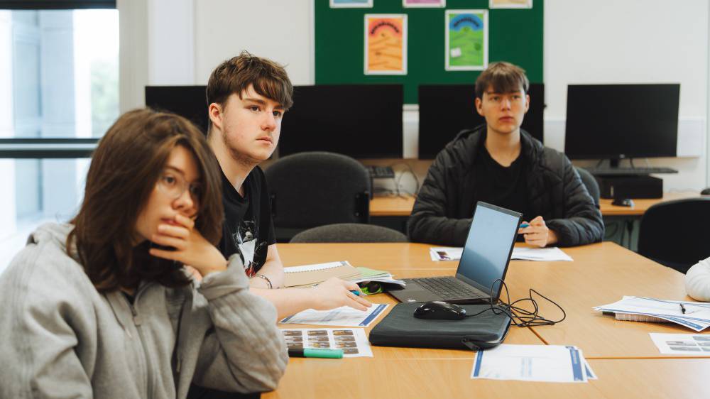 Myfyrwyr yn gwrando yn y dosbarth