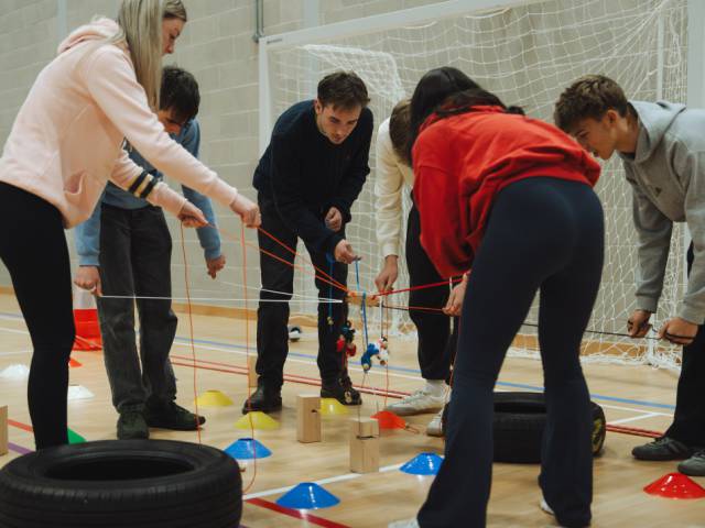 Dysgwyr yn cael eu dysgu sgiliau bywyd mewn ffordd llawn hwyl